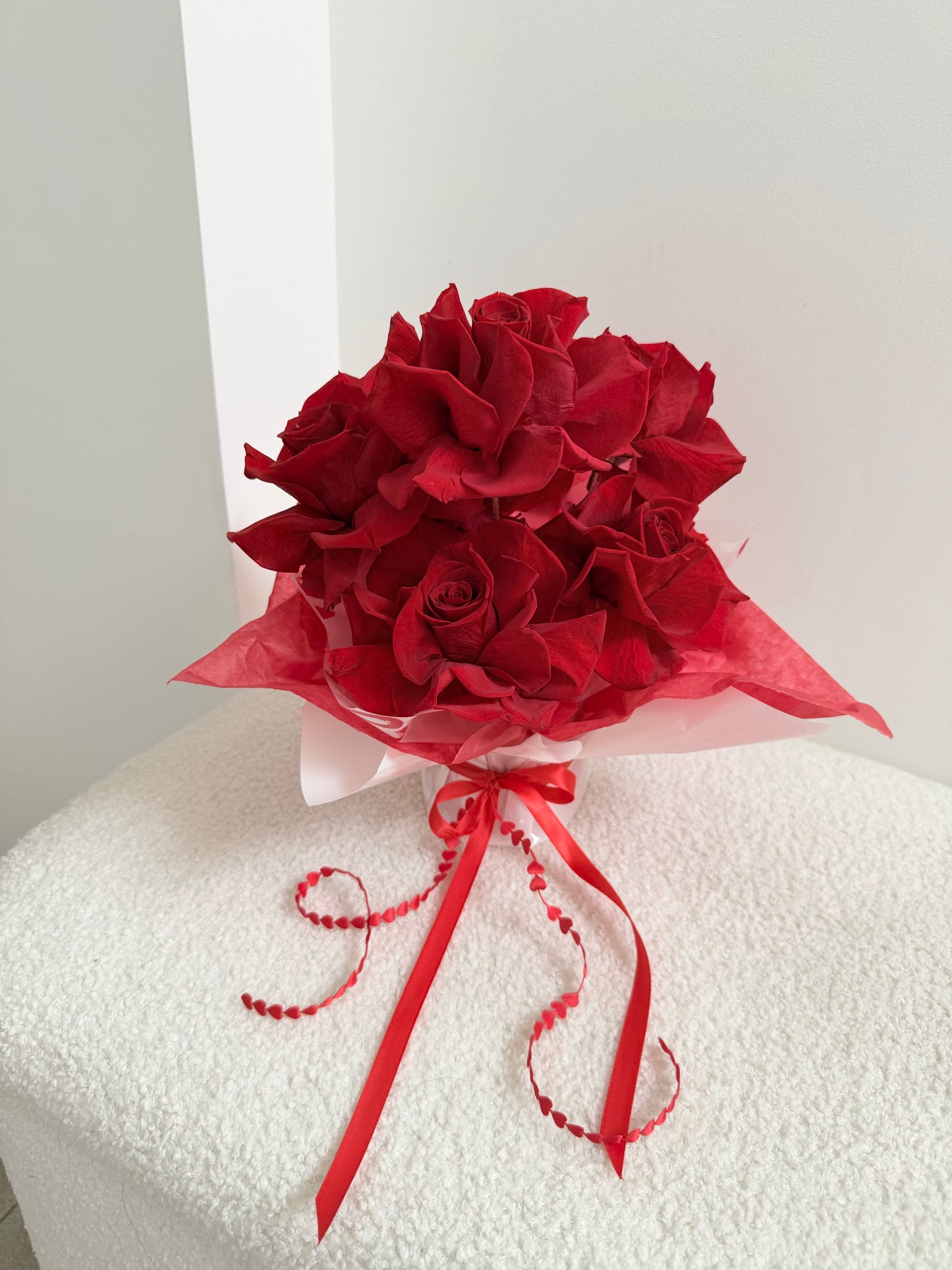 Red Vase Bouquet ๐น