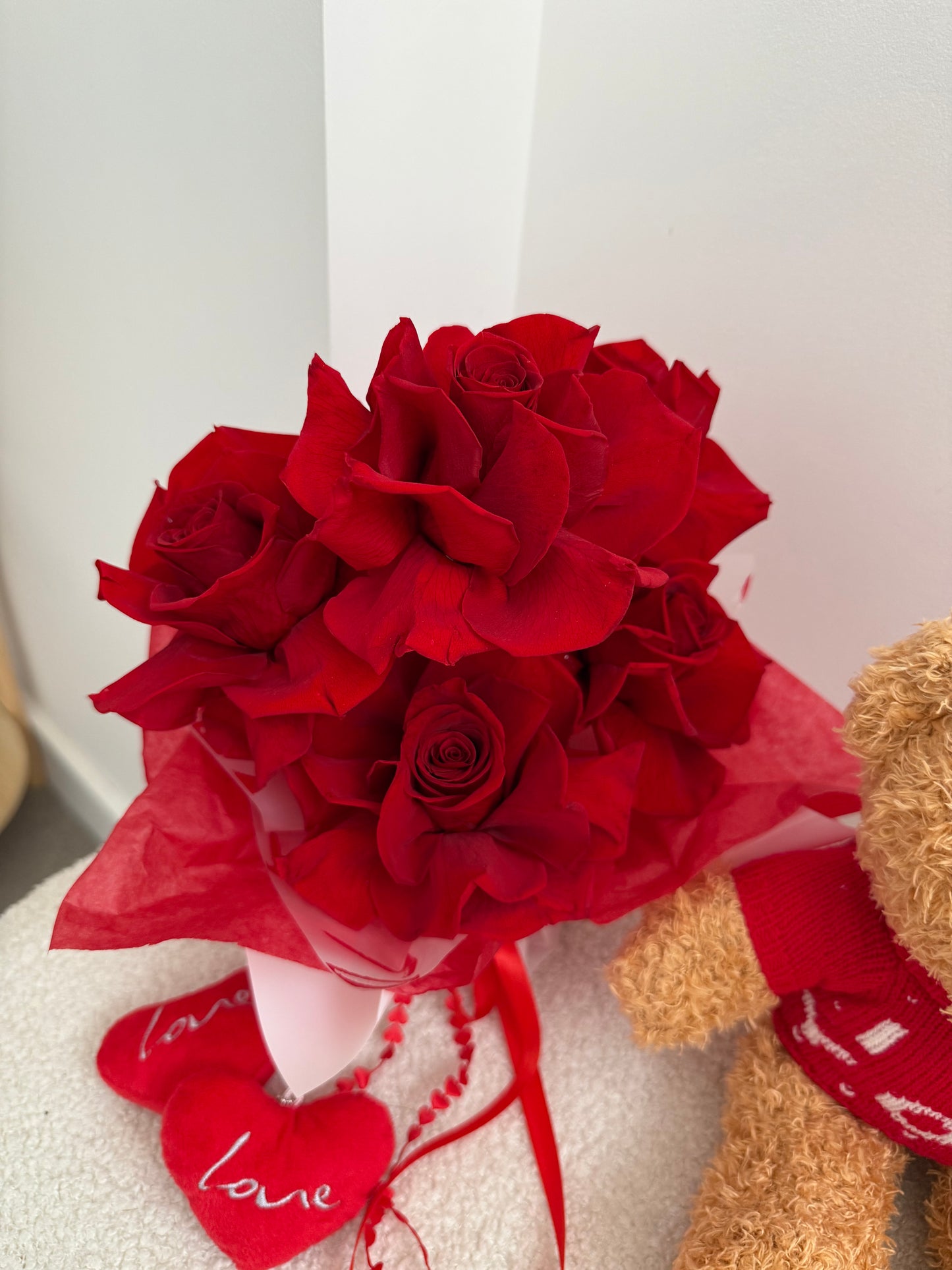 Red Vase Bouquet ๐น