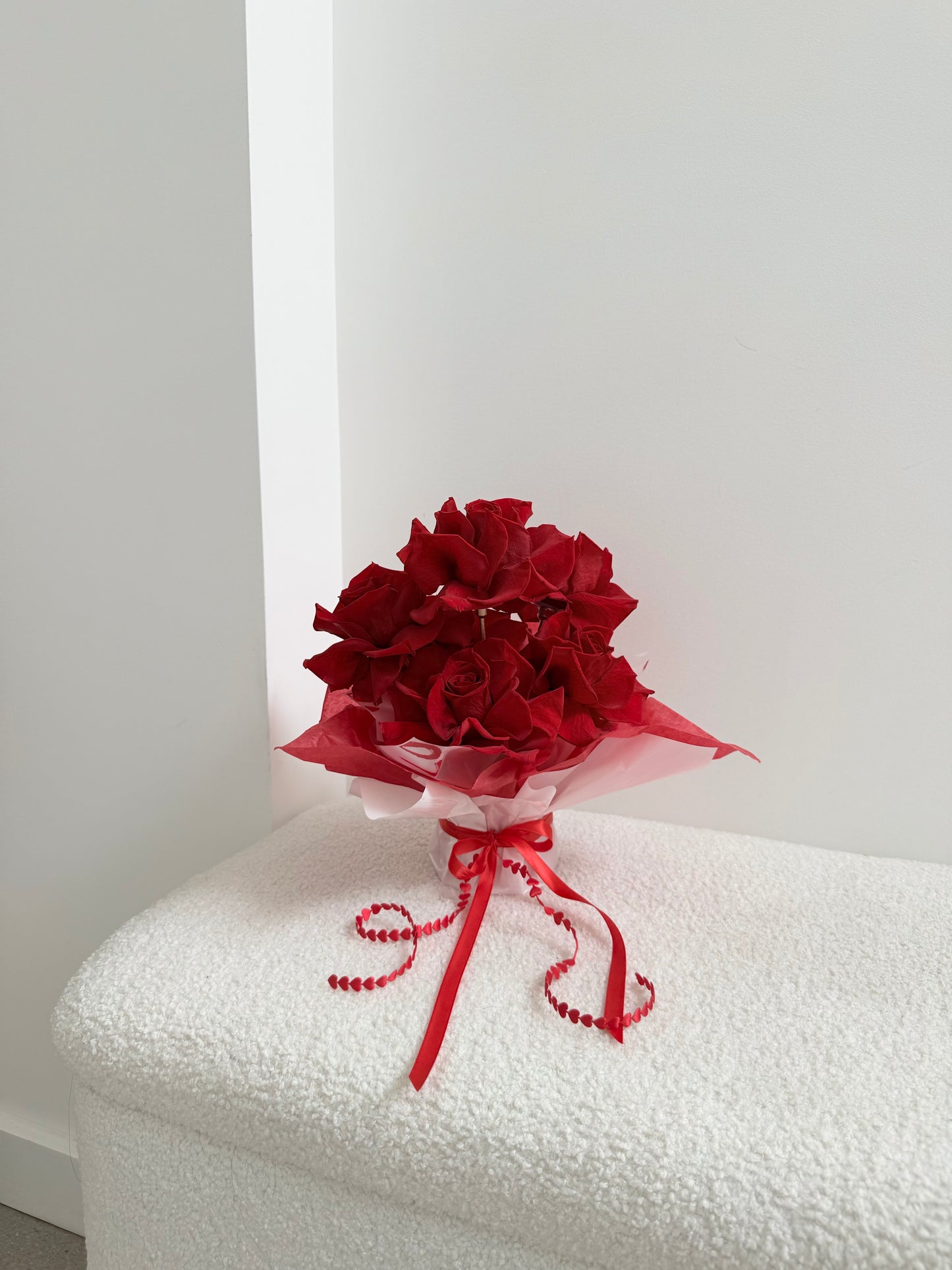 Red Vase Bouquet ๐น