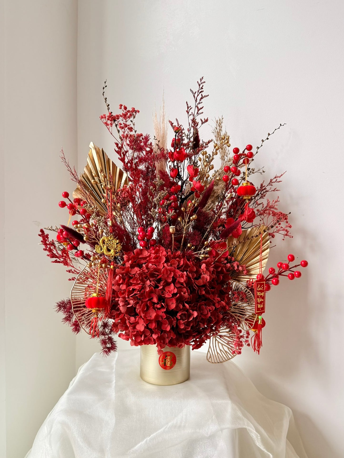 🧧 Red & Gold Fan Arrangement (Large)